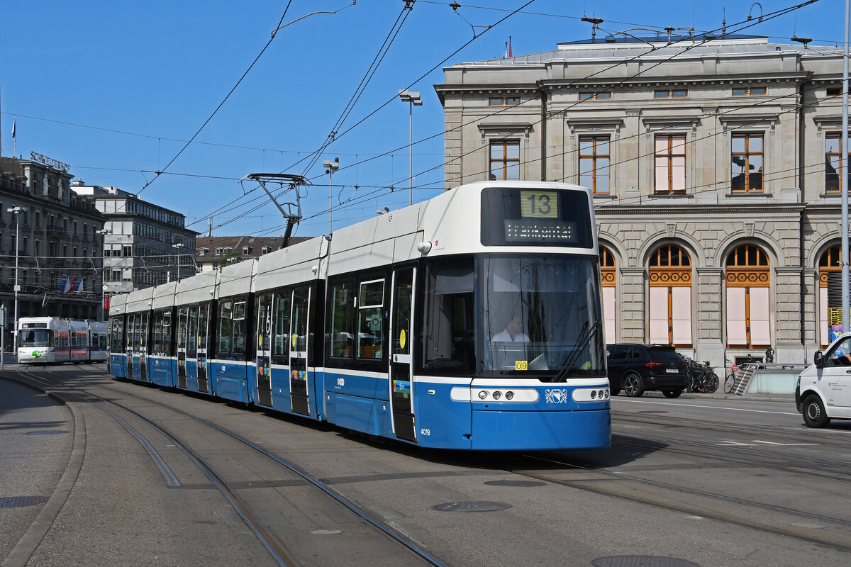 Be 6/8 Flexity 4019, auf der Linie 13, fährt am 22.08.2024 zur Haltestelle beim Bahnhof Zürich.
