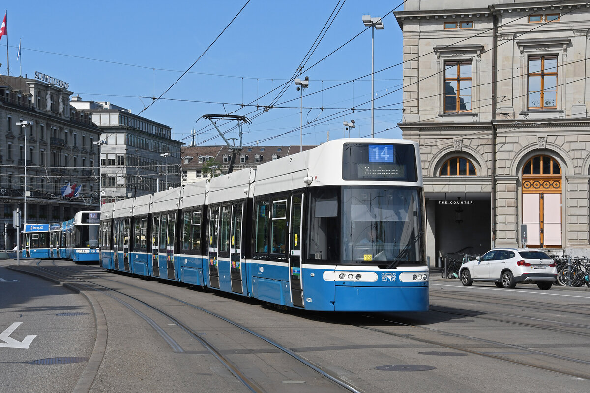 Be 6/8 Flexity 4020, auf der Linie 14, fährt am 22.08.2024 zur Haltestelle beim Bahnhof Zürich.