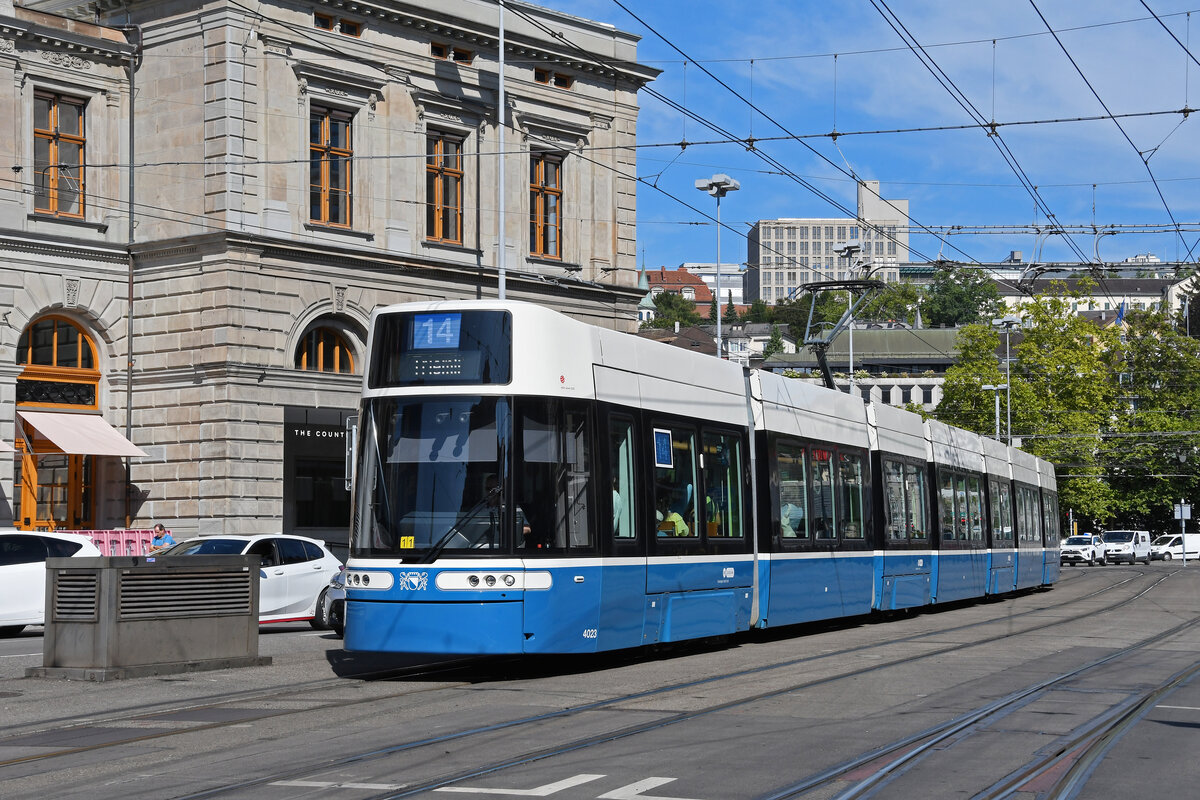 Be 6/8 Flexity 4023, auf der Linie 14, fährt am 22.08.2024 zur Haltestelle beim Bahnhofplatz in Zürich.
