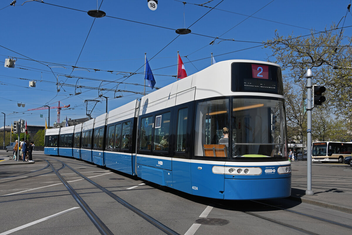 Be 6/8 Flexity 4024, auf der Linie 2, verlässt am 12.04.2024 die Haltestelle Bellevue.