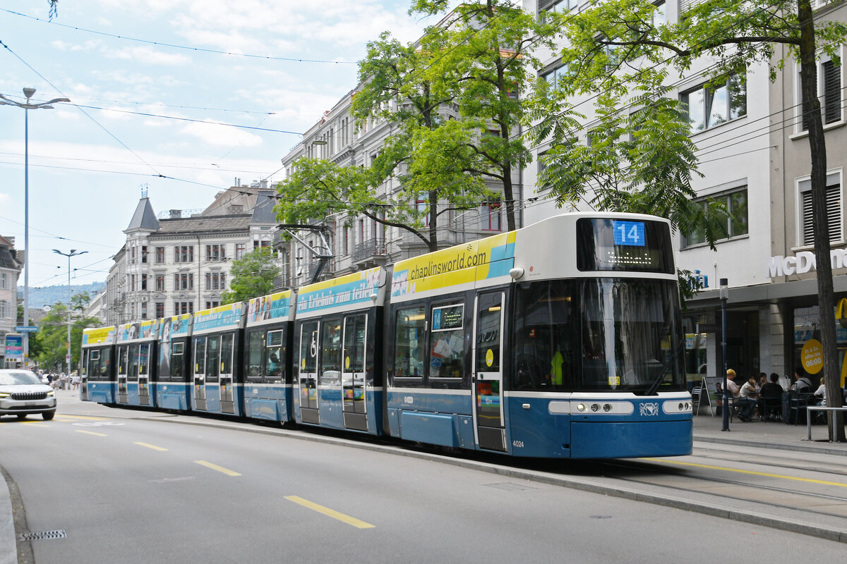 Be 6/8 Flexity 4024, auf der Linie 14, verlässt am 11.07.2025 die Haltestelle Löwenplatz. Aufnahme Zürich.