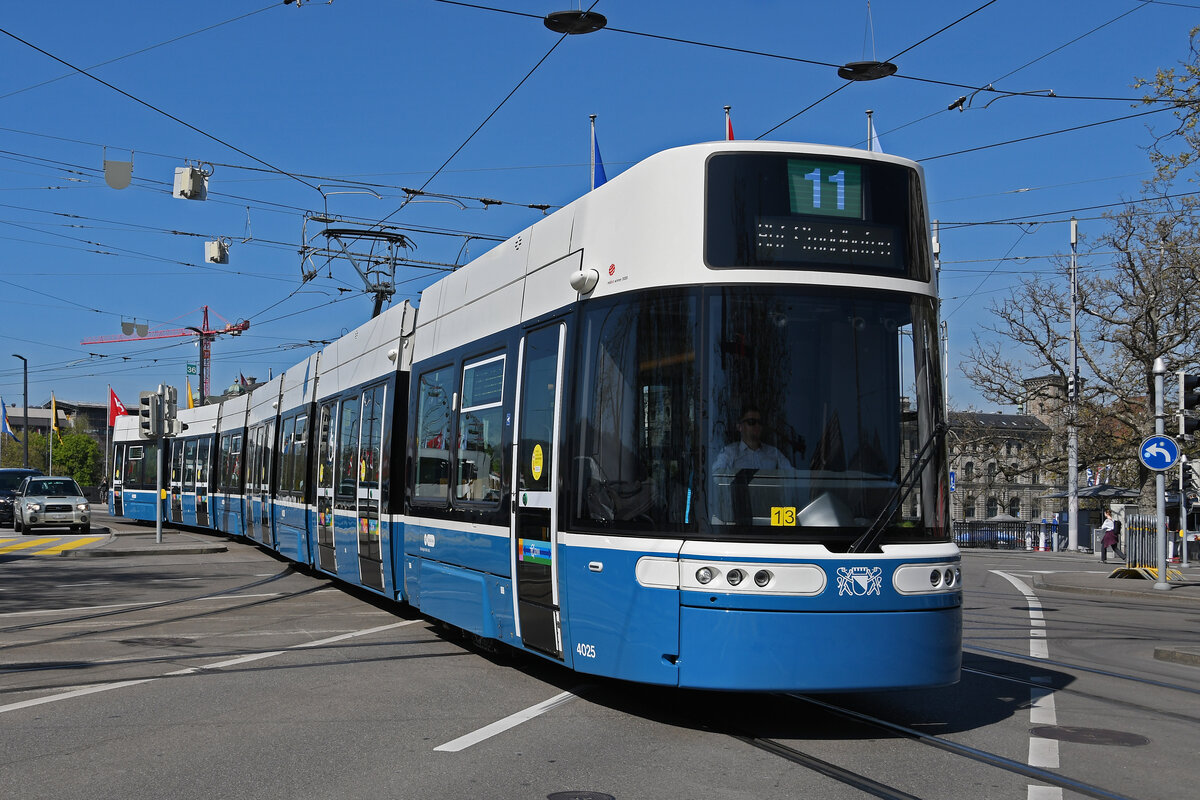 Be 6/8 Flexity 4025, auf der Linie 11, fährt am 12.04.2024 bei der Haltestelle Bellevue ein.