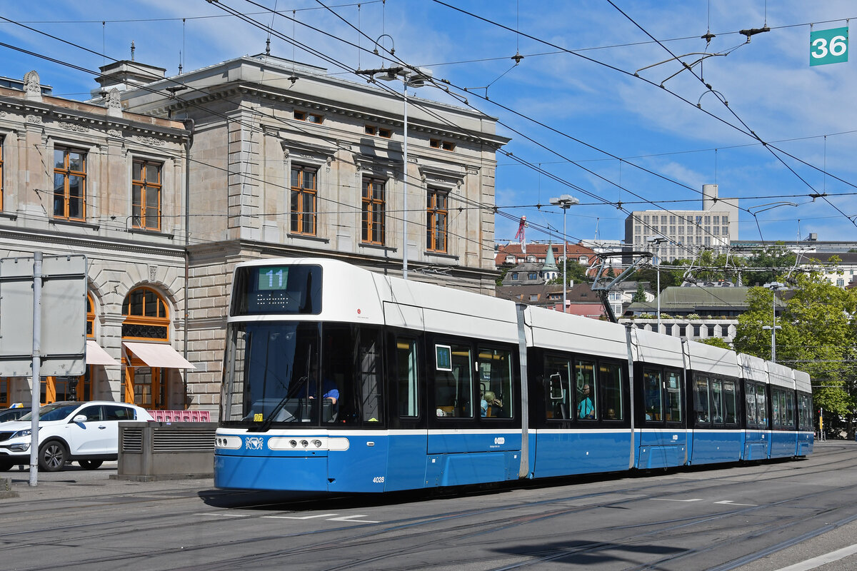 Be 6/8 Flexity 4028, auf der Linie 11, fährt am 22.08.2024 zur Haltestelle beim Bahnhofplatz in Zürich.