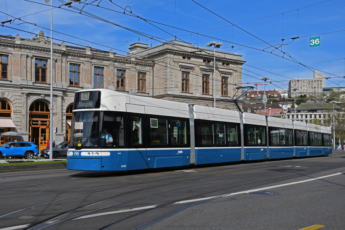 Be 6/8 Flexity 4029, auf der Linie 13, fährt am 12.04.2024 zur Haltestelle beim Bahnhofplatz in Zürich.