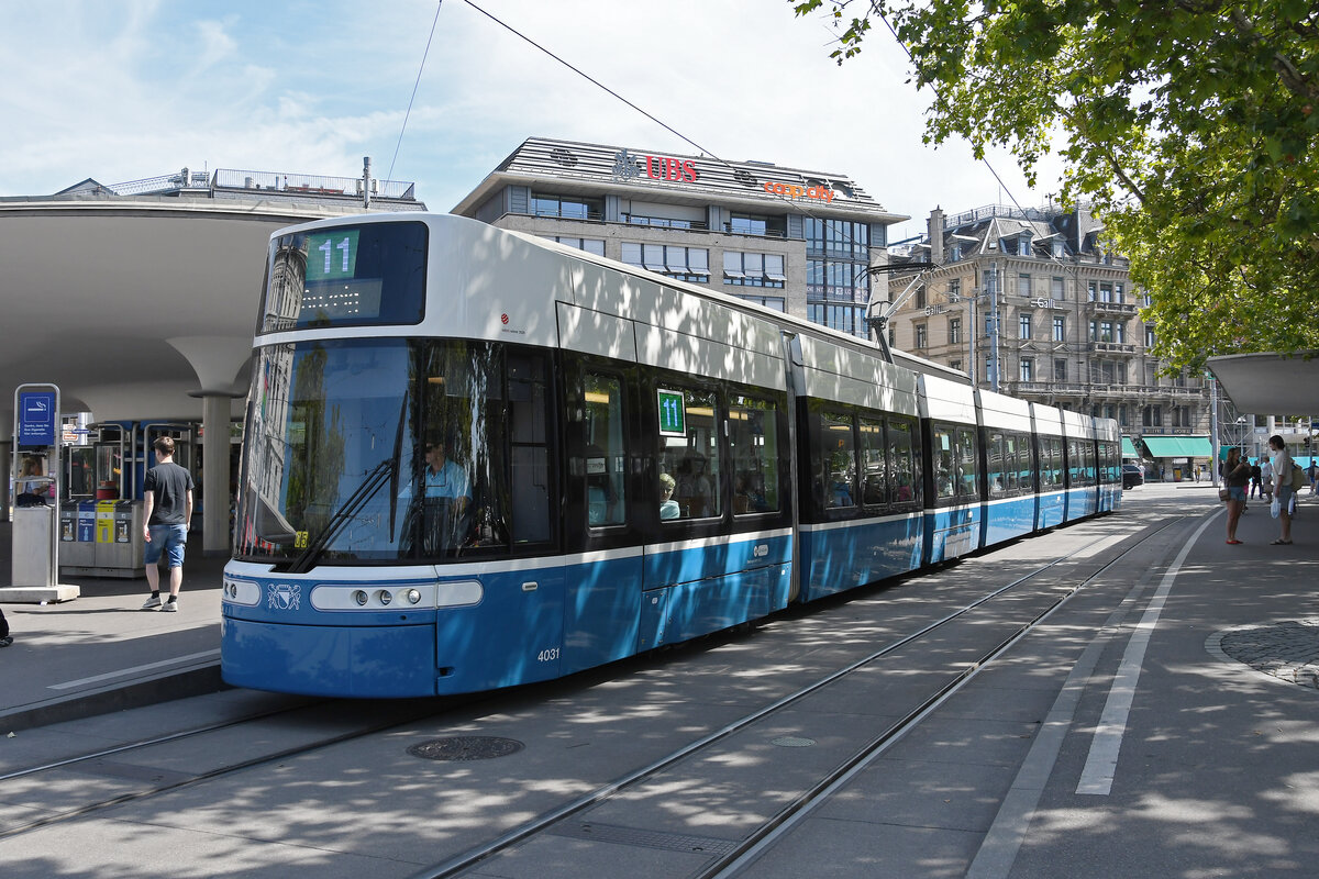 Be 6/8 Flexity 4031, auf der Linie 11, bedient am 22.08.2024 die Haltestelle Bellevue. Aufnahme Zürich.