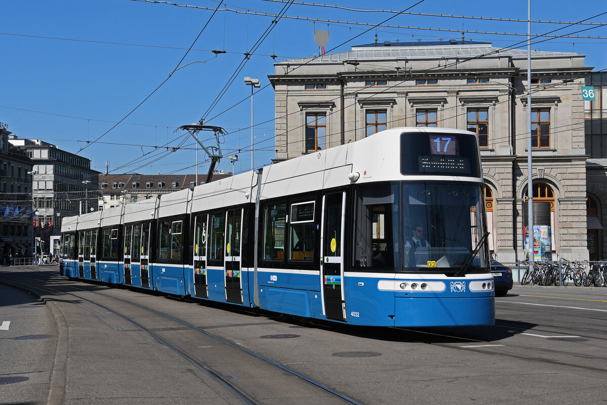 Be 6/8 Flexity 4032, auf der Linie 17, fährt am 12.04.2024 zur Haltestelle beim Bahnhof Zürich.