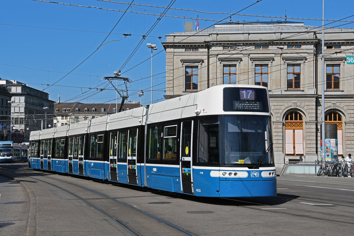 Be 6/8 Flexity 4033, auf der Linie 17, fährt am 12.04.2024 zur Haltestelle beim Bahnhof Zürich.