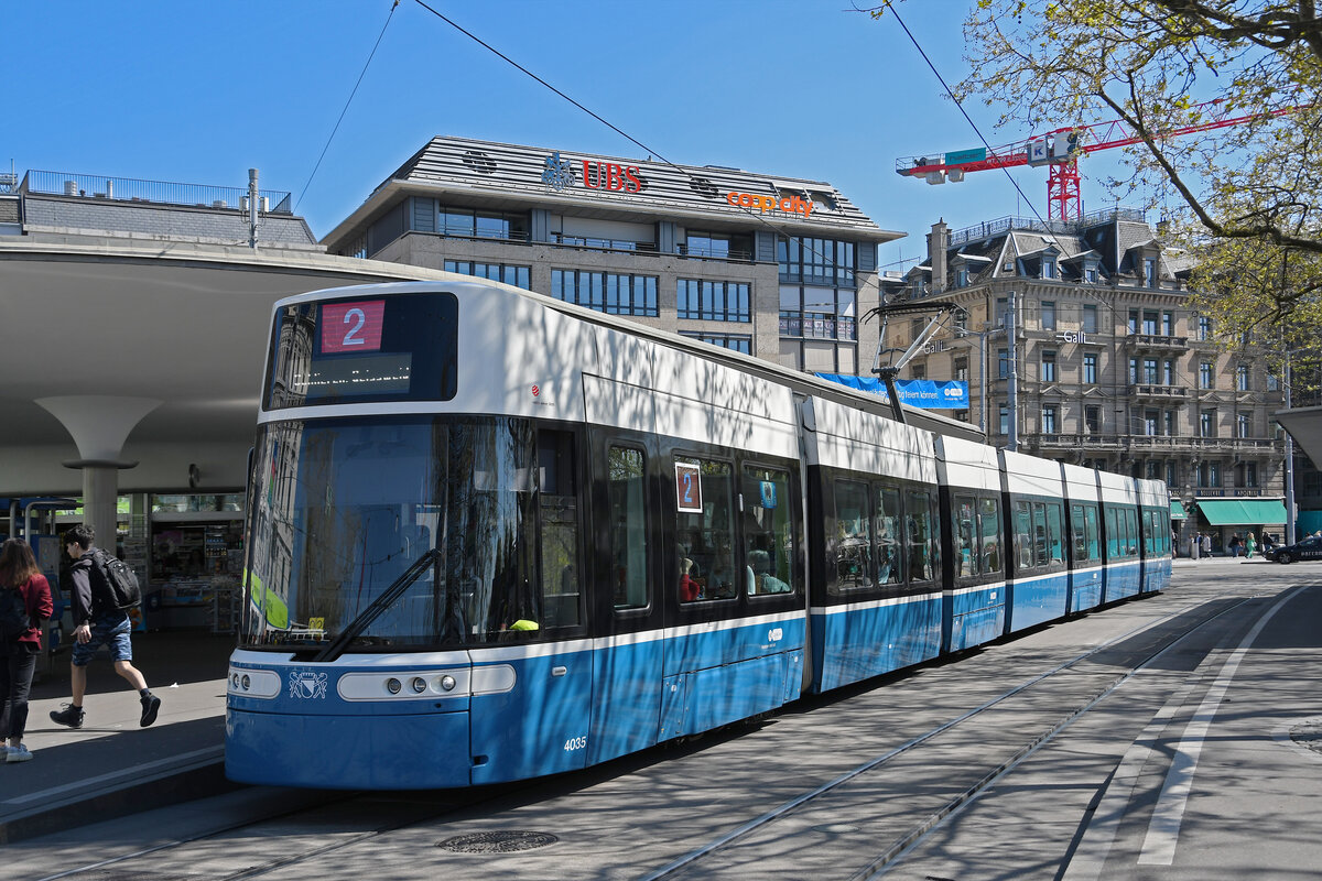 Be 6/8 Flexity 4035, auf der Linie 2, bedient am 12.04.2024 die Haltestelle Bellevue.