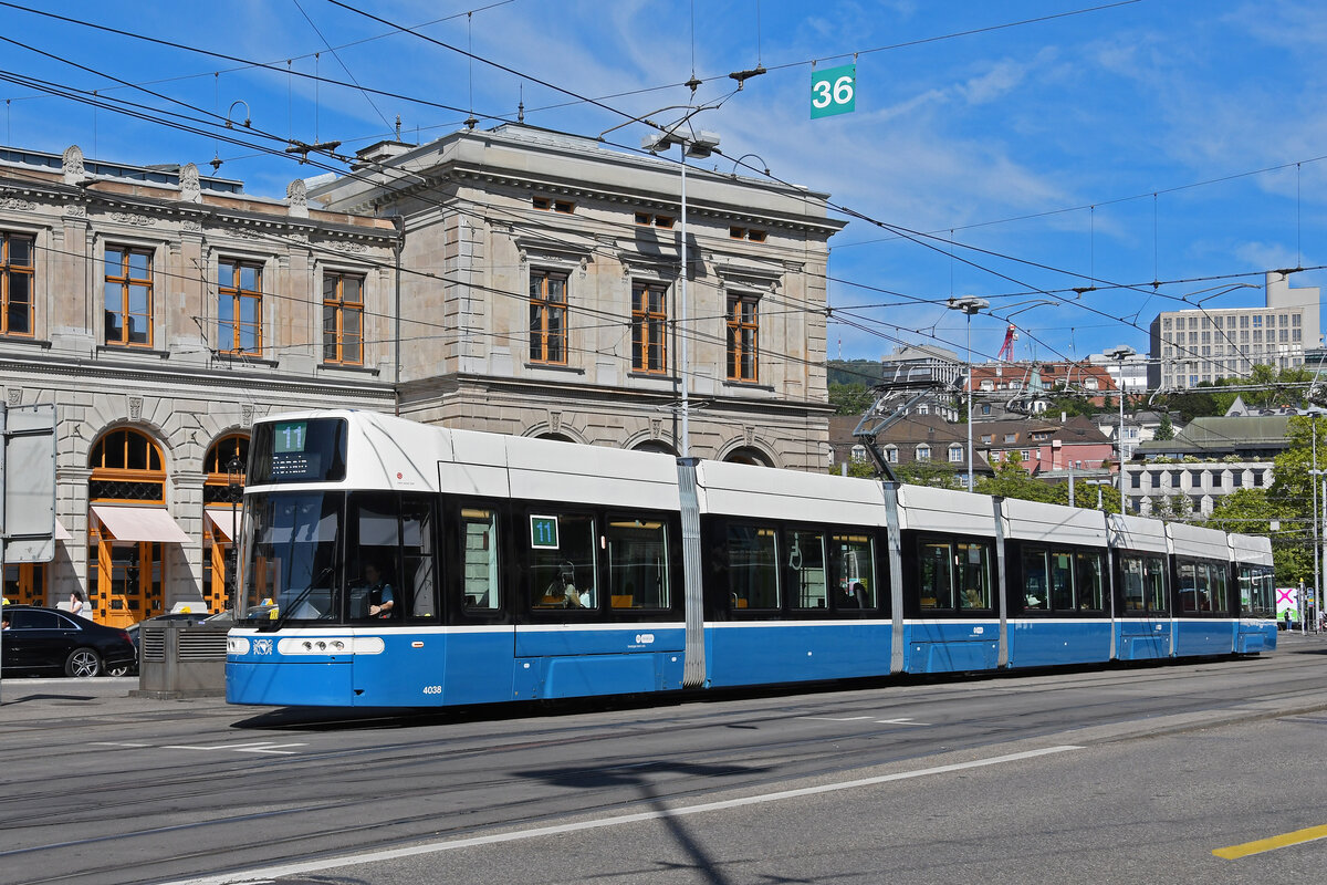 Be 6/8 Flexity 4038, auf der Linie 11, fährt am 22.08.2024 zur Haltestelle beim Bahnhofplatz in Zürich.