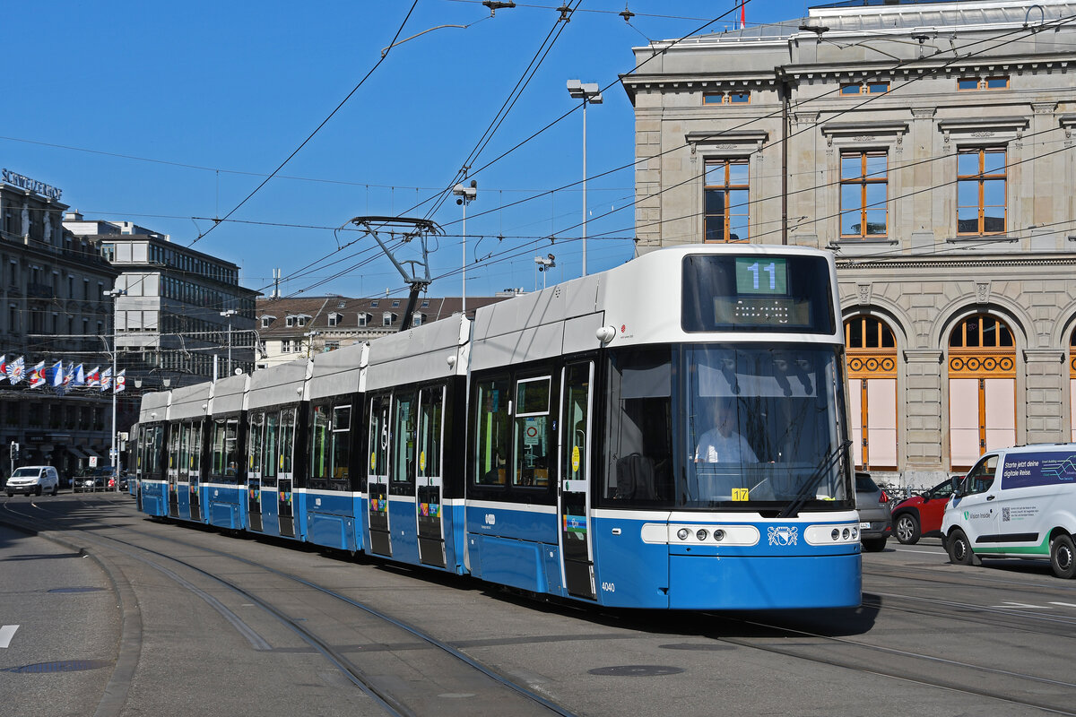 Be 6/8 Flexity 4040, auf der Linie 11, fährt am 12.04.2024 zur Haltestelle beim Bahnhof Zürich.