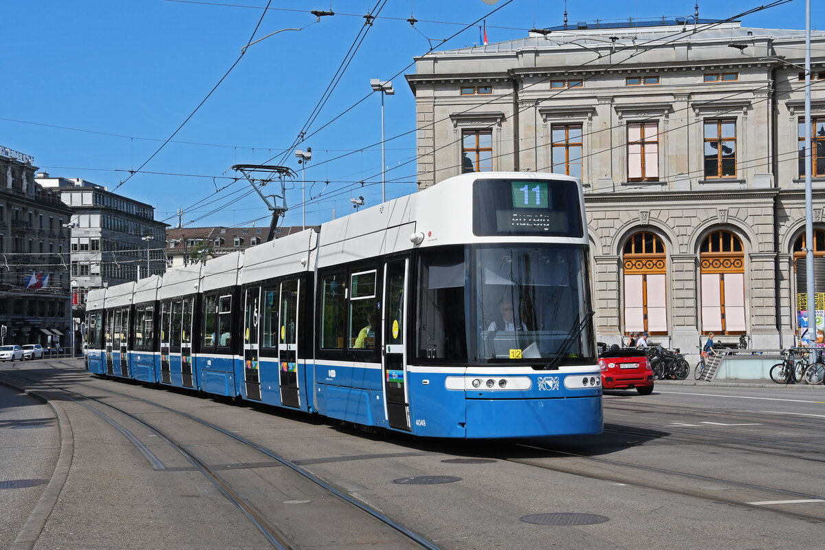 Be 6/8 Flexity 4049, auf der Linie 11, fährt am 22.08.2024 zur Haltestelle beim Bahnhof Zürich.