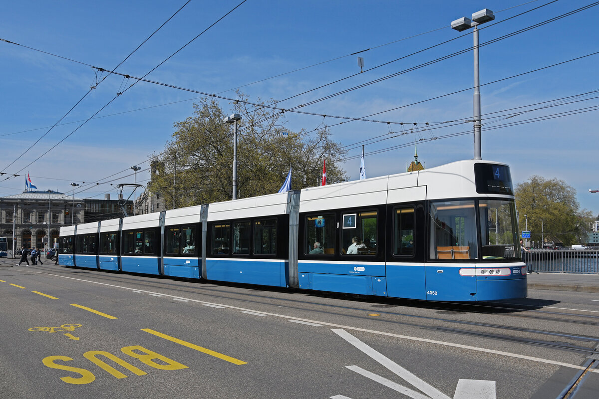 Be 6/8 Flexity 4050, auf der Linie 4, überquert am 12.04.2024 die Bahnhofbrücke. Aufnahme Zürich.