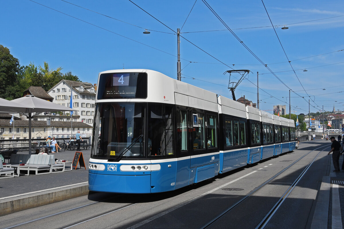 Be 6/8 Flexity 4051, auf der Linie 4, fährt am 22.08.2024 durch das Limmatquai Richtung Haltestelle Rathaus. Aufnahme Zürich.