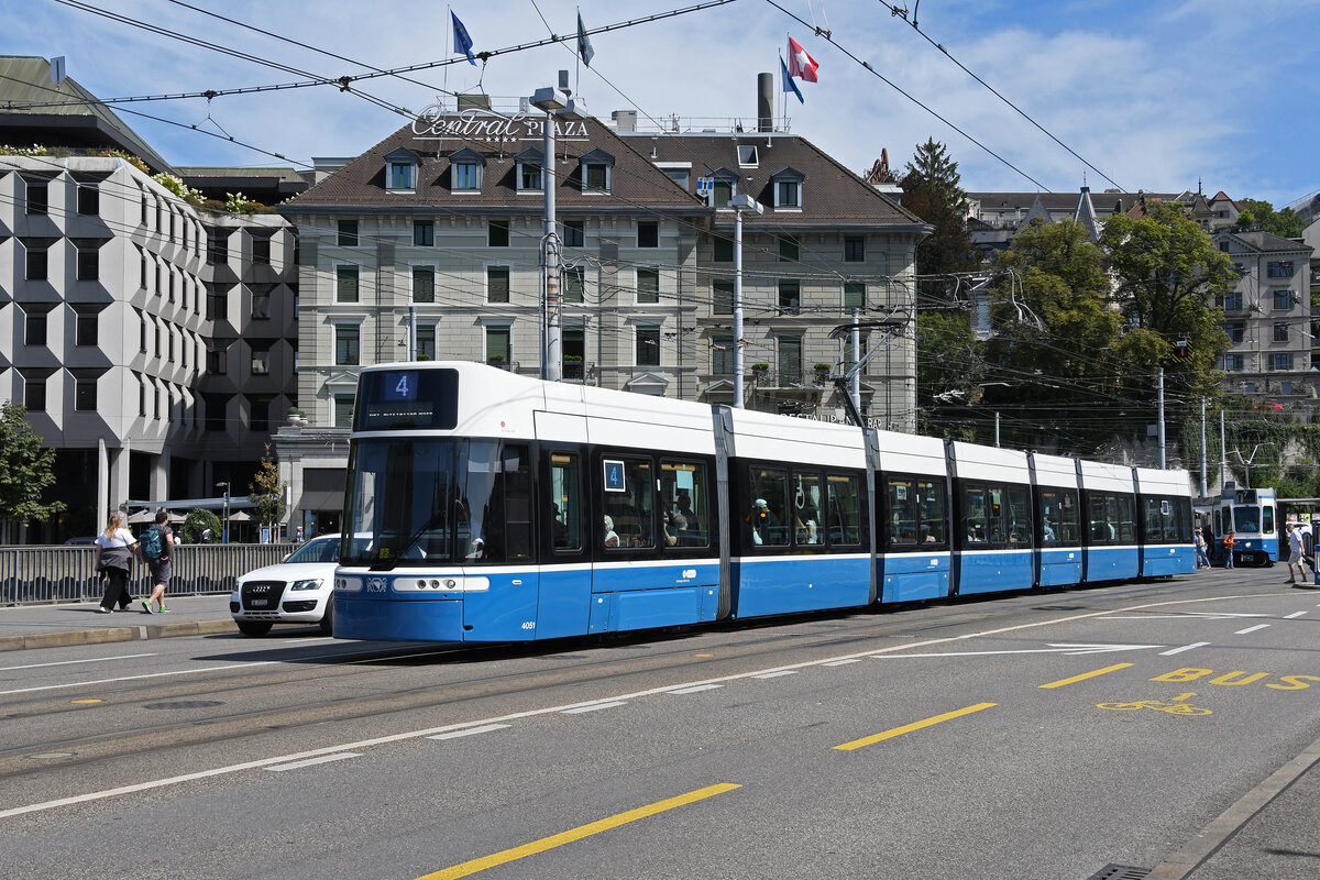 Be 6/8 Flexity 4051, auf der Linie 4, überquert am 22.08.2024 die Bahnhofbrücke in Zürich.