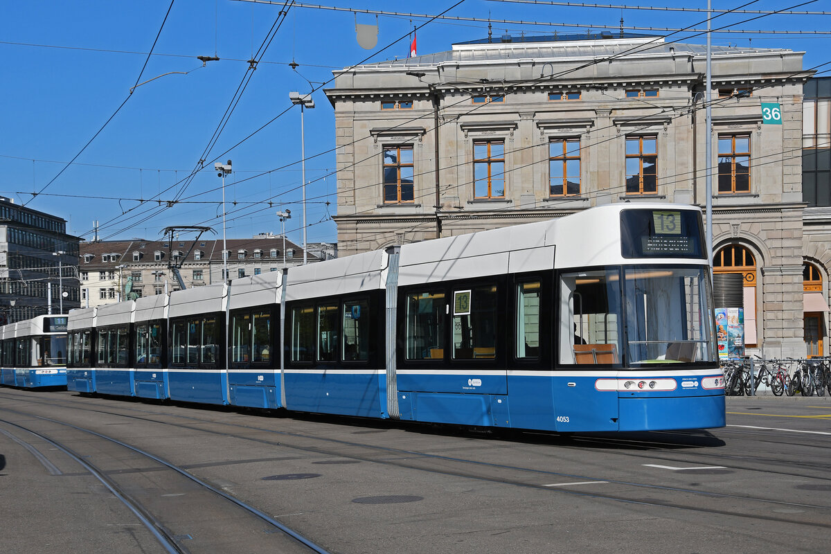 Be 6/8 Flexity 4053, auf der Linie 13, fährt am 12.04.2024 zur Haltestelle beim Bahnhofplatz Zürich.