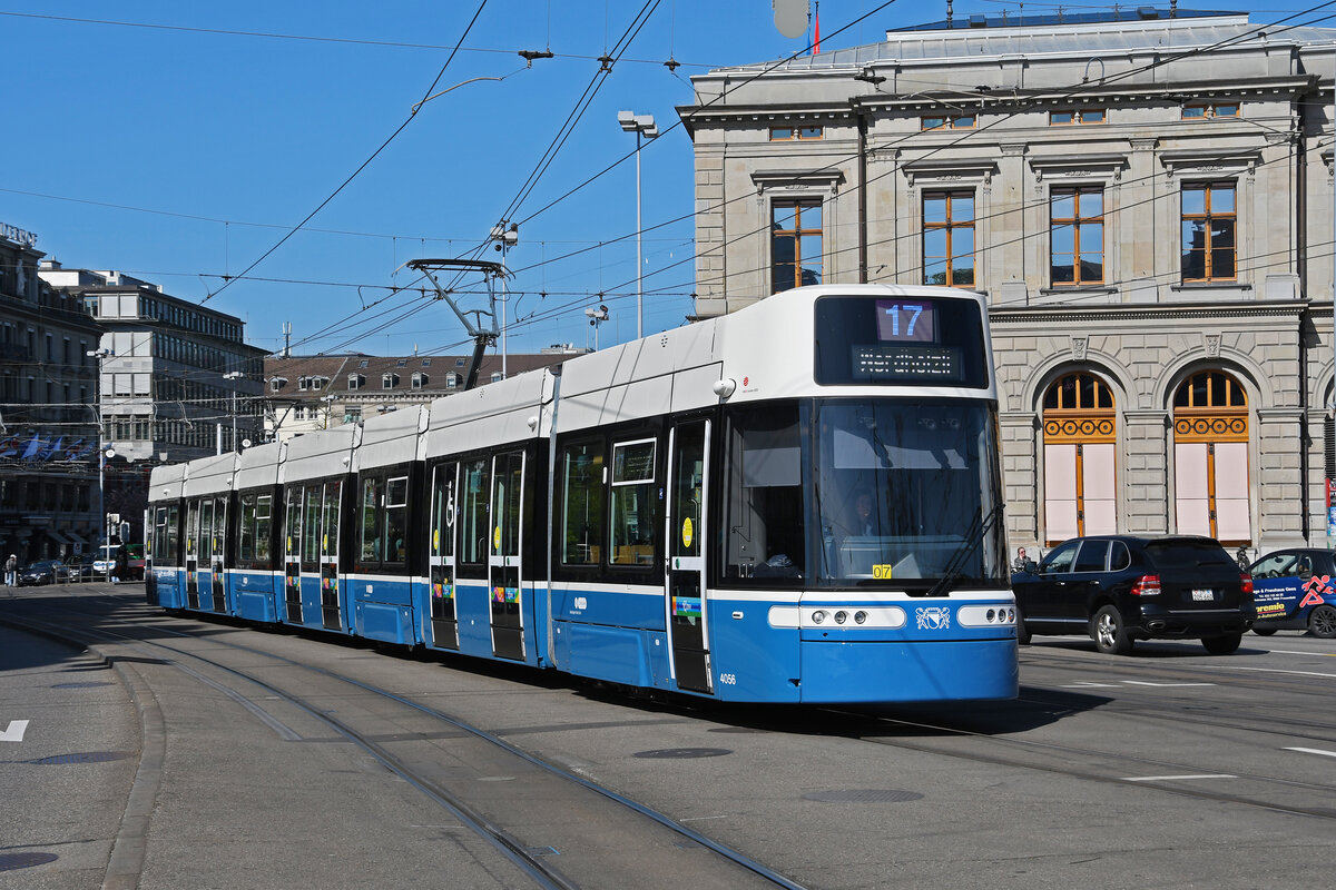 Be 6/8 Flexity 4056, auf der Linie 17, fährt am 12.04.2024 zur Haltestelle beim Bahnhof Zürich.