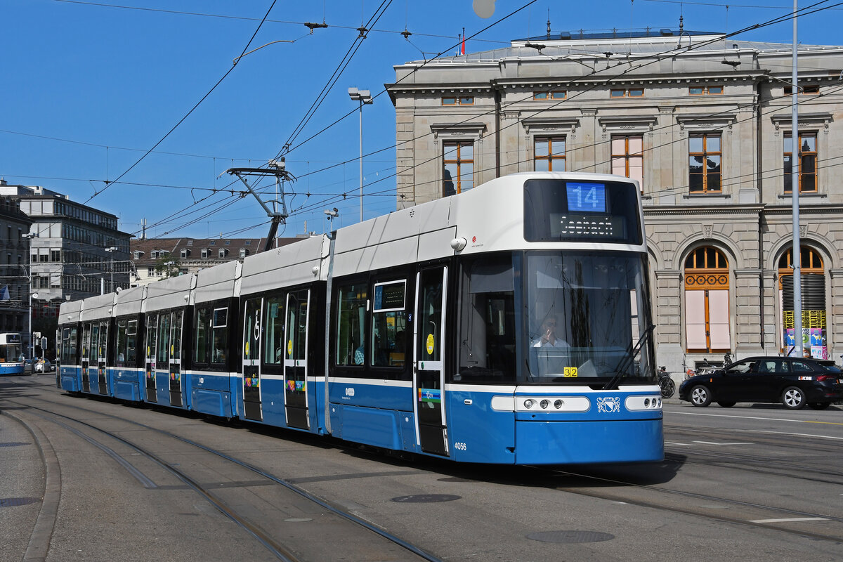 Be 6/8 Flexity 4056, auf der Linie 14, fährt am 22.08.2024 zur Haltestelle beim Bahnhof Zürich.