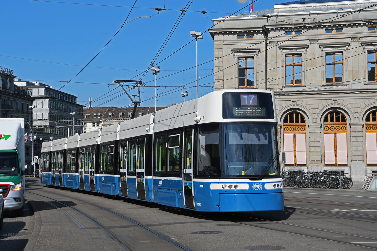 Be 6/8 Flexity 4057, auf der Linie 17, fährt am 12.04.2024 zur Haltestelle beim Bahnhof Zürich.