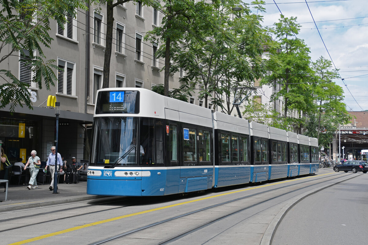 Be 6/8 Flexity 4057, auf der Linie 14, fährt am 11.07.2025 duch die Löwengasse. Aufnahme Zürich.