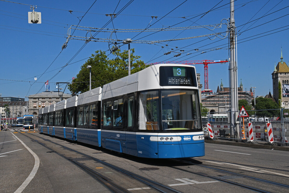 Be 6/8 Flexity 4065, auf der Linie 3, überquert am 11.07.2025 die Bahnhofbrücke in Zürich.