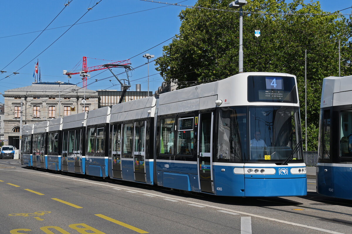Be 6/8 Flexity 4065, auf der Linie 4, �berquert am 24.07.2026 die Bahnhofbr�cke in Z�rich.