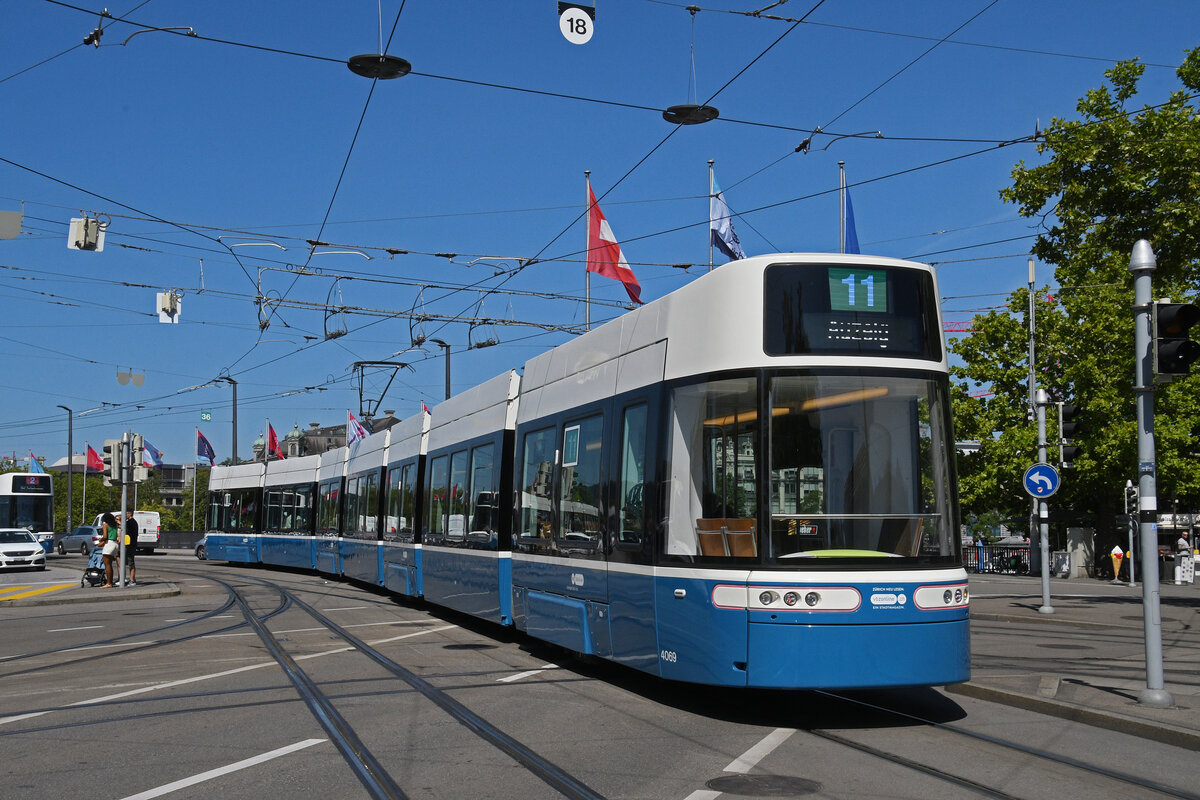 Be 6/8 Flexity 4069, auf der Linie 11, verlässt am 11.07.2025 die Haltestelle Bellevue. Aufnahme Zürich.