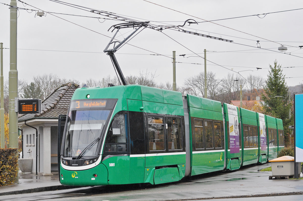 Be 6/8 Flexity 5001, auf der Linie 3, wartet an der Endstation in Birsfelden. Die Aufnahme stammt vom 28.11.2017.