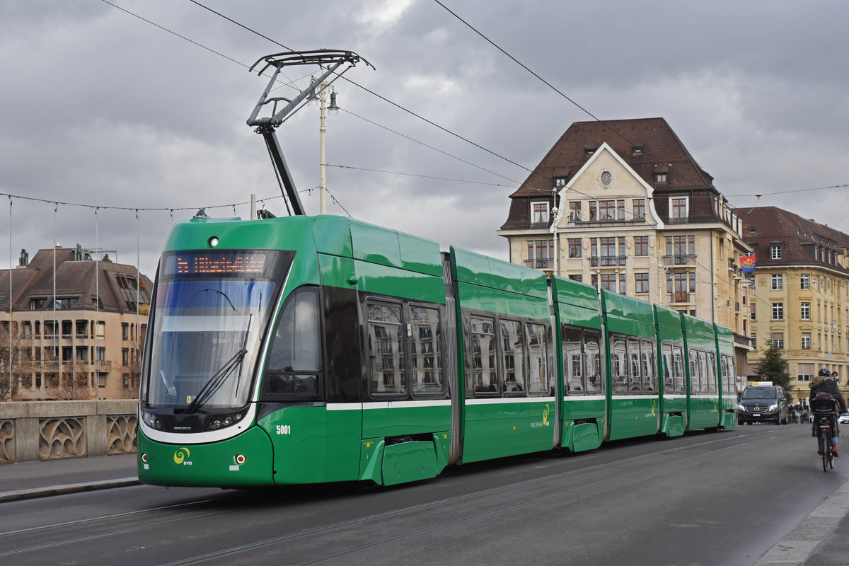 Be 6/8 Flexity 5001, auf der Linie 6, überquert die Mittlere Rheinbrücke. Die Aufnahme stammt vom 04.12.2018.
