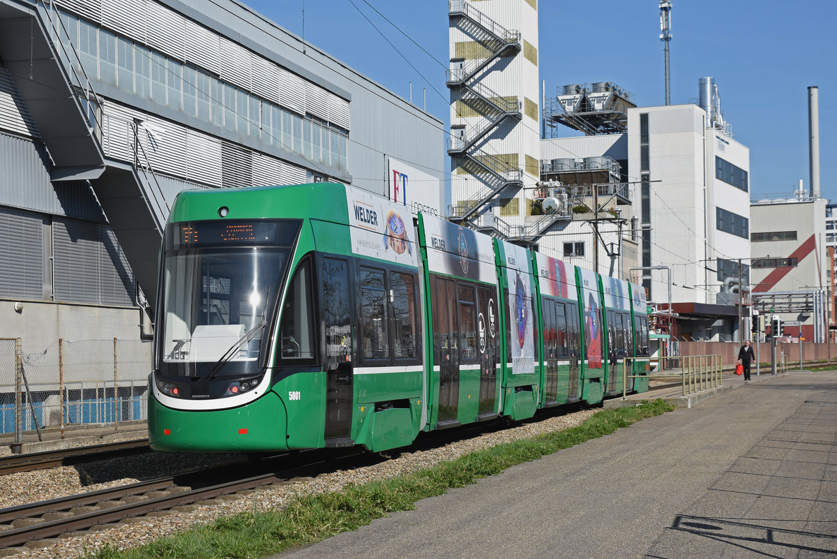 Be 6/8 Flexity 5001, auf der Linie 14, fährt bei der Haltestelle Kästeli ein. Die Aufnahme stammt vom 21.03.2019.