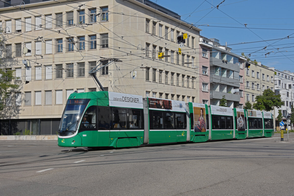 Be 6/8 Flexity 5001, auf der Linie 1, fährt bei der Haltestelle Dreirosenbrücke ein. Die Aufnahme stammt vom 03.09.2021.