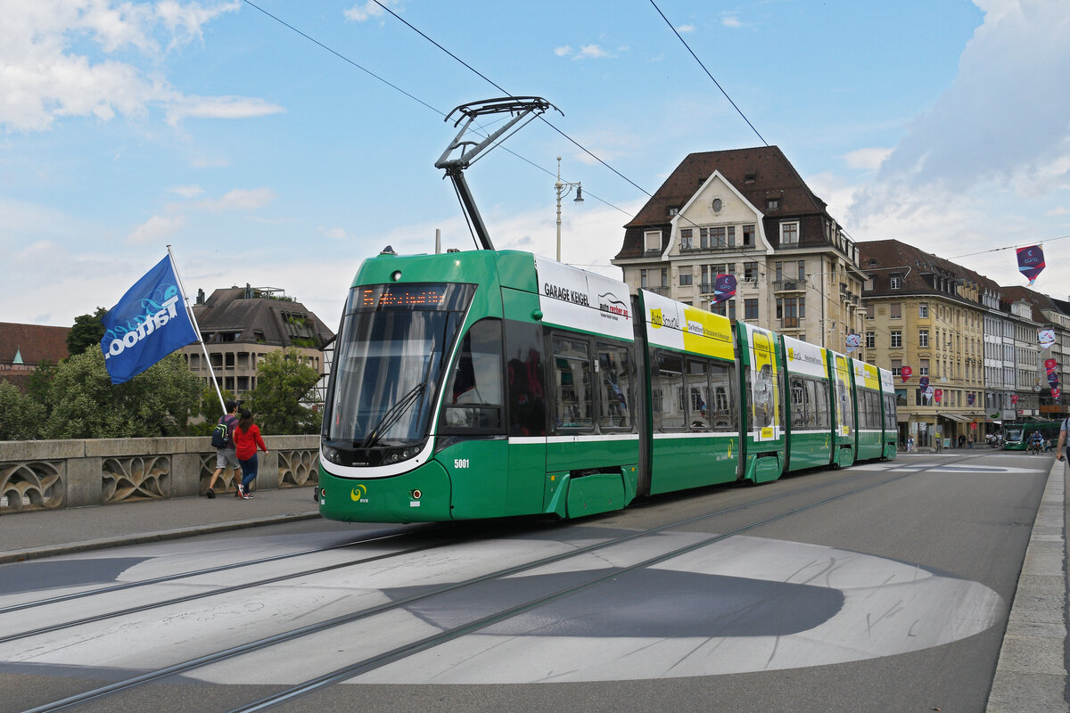 Be 6/8 Flexity 5001, auf der Linie 6, überquert am 14.07.2025 die Mittlere Rheinbrücke. Aufnahme Basel.