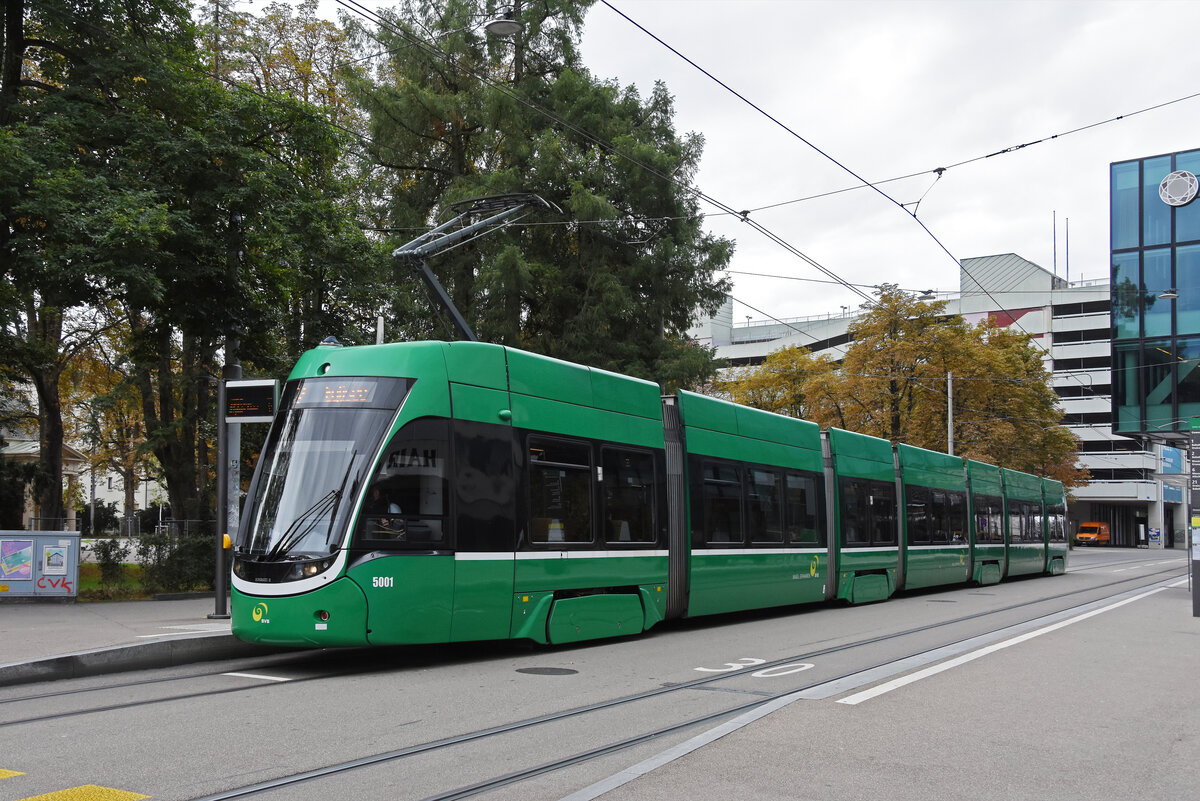 Be 6/8 Flexity 5001, auf der Linie 2, bedient am 02.09.2025 die Haltestelle Gewerbeschule. Aufnahme Basel.