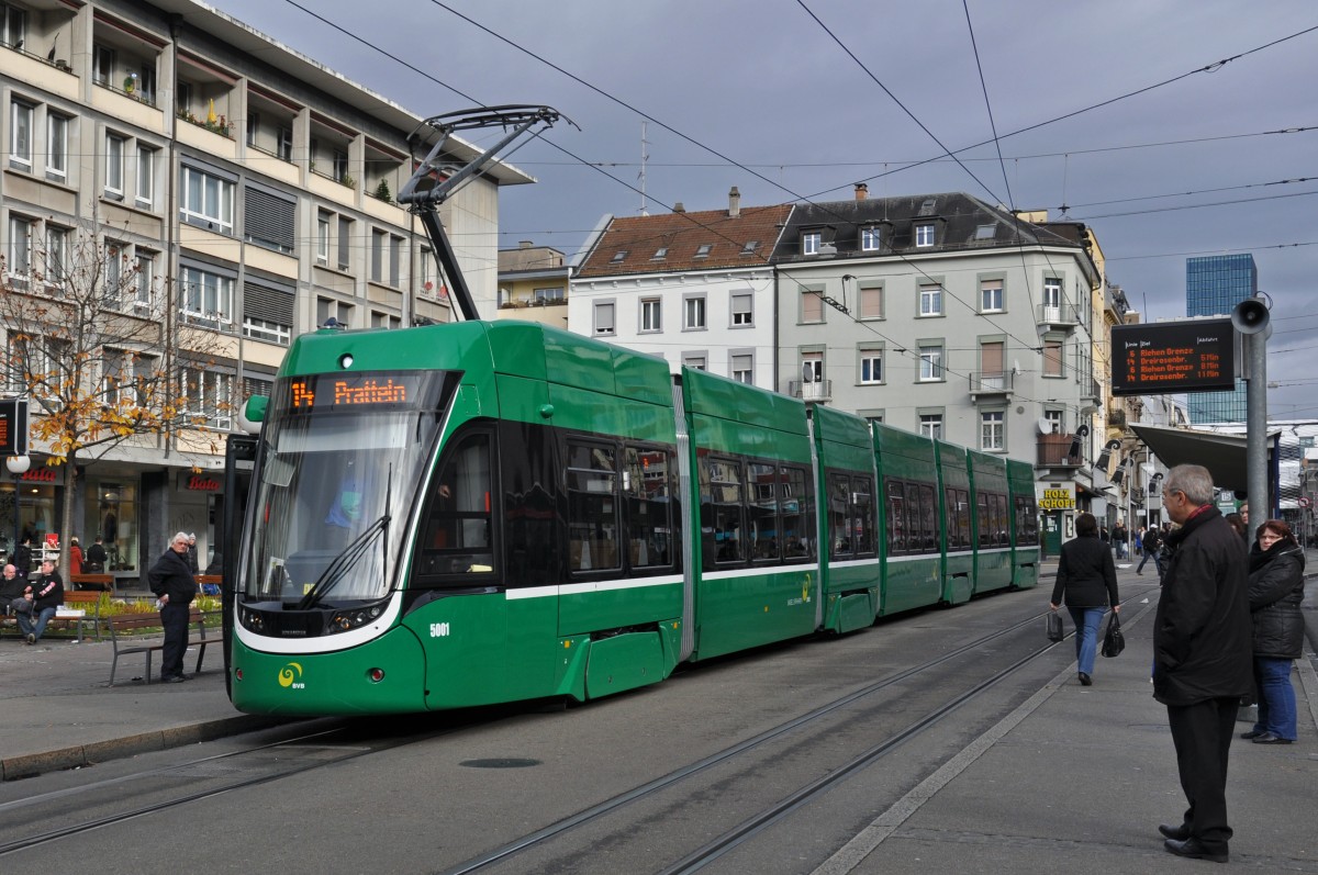 Be 6/8 Flexity 5001 auf der Linie 14 bedient die Haltestelle Claraplatz. Die Aufnahme stammt vom 11.12.2014.
