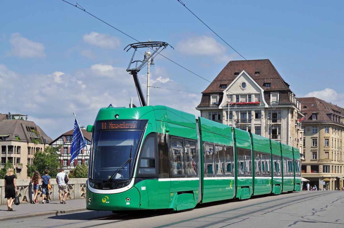 Be 6/8 Flexity 5001 auf der Linie 8 überquert die Mittlere Rheinbrücke. Die Aufnahme stammt vom 21.08.2015.