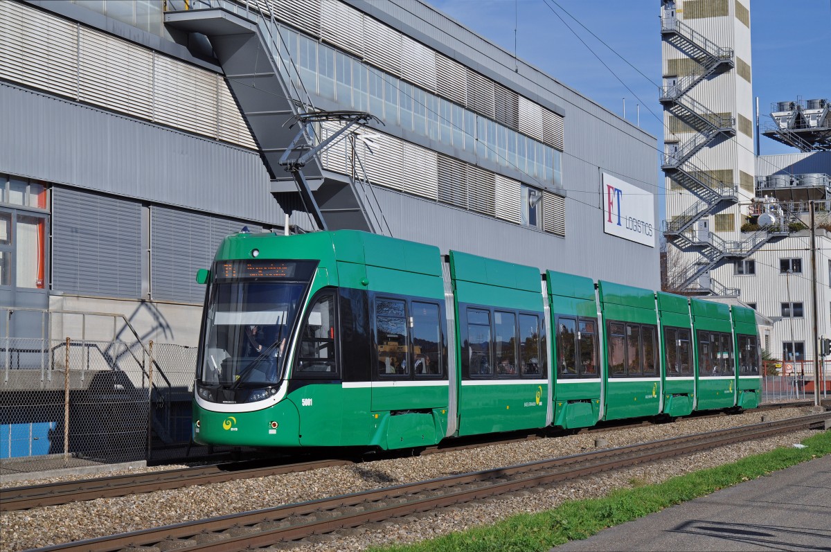 Be 6/8 Flexity 5001 auf der Linie 14 fährt zur Haltestelle Lachmatt. Die Aufnahme stammt vom 08.11.2015.