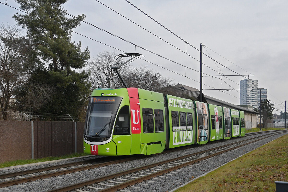 Be 6/8 Flexity 5001 mit der U-Abo Werbung, auf der Linie 14, fährt am 22.12.2025 zur Haltestelle Kästeli. Aufnahme Pratteln.