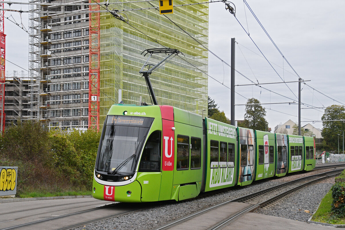 Be 6/8 Flexity 5001 mit der U-Abo Werbung, auf der Linie 14, f�hrt am 26.10.2026 zur Haltestelle St. Jakob. Aufnahme Basel.