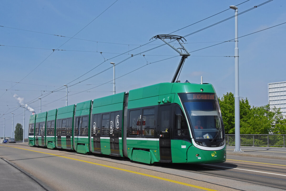 Be 6/8 Flexity 5001 überquert als Dienstfahrt die Dreirosenbrücke. Die Aufnahme stammt vom 02.05.2022.
