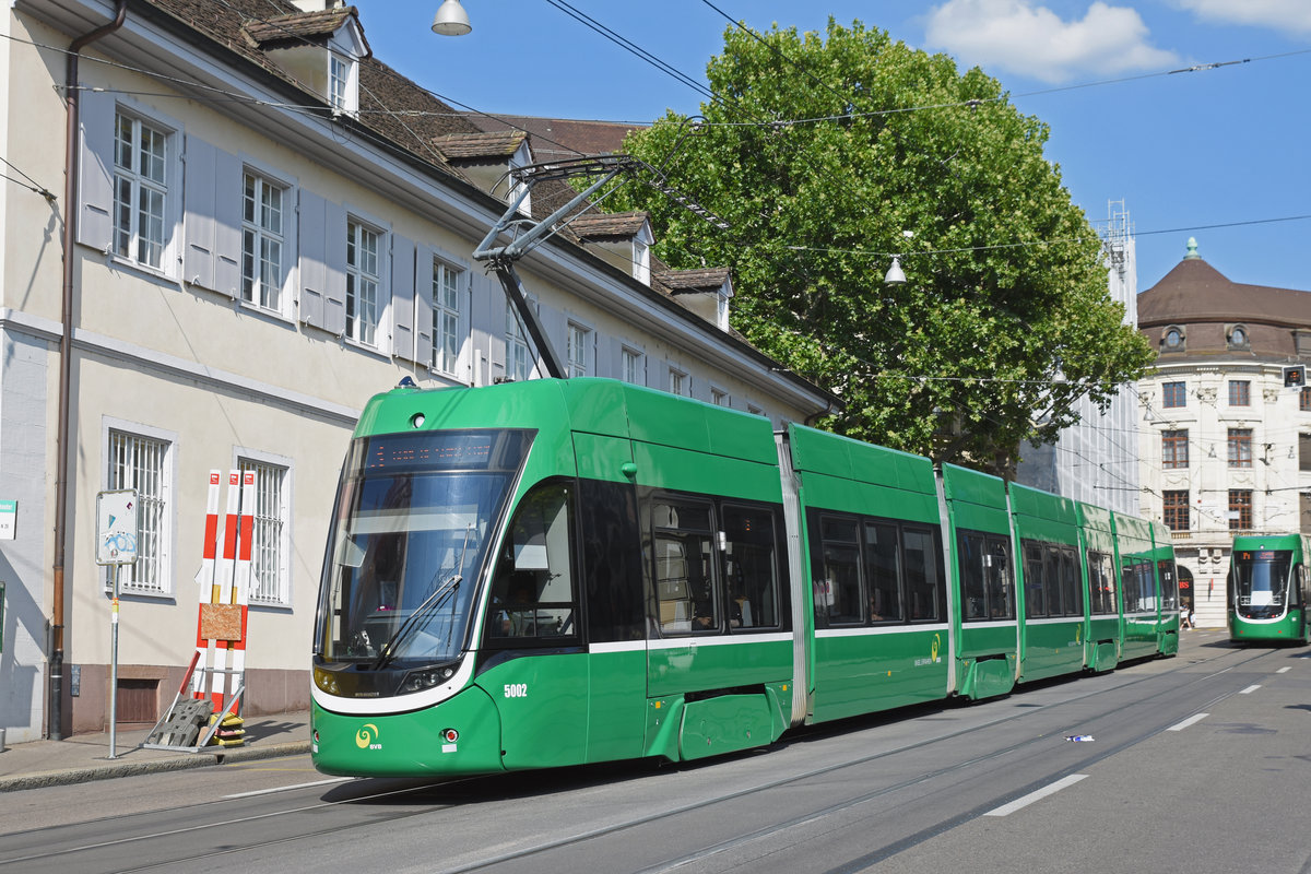 Be 6/8 Flexity 5002, auf der Linie 3, fährt zur Haltestelle Barfüsserplatz. Die Aufnahme stammt vom 13.07.2018.