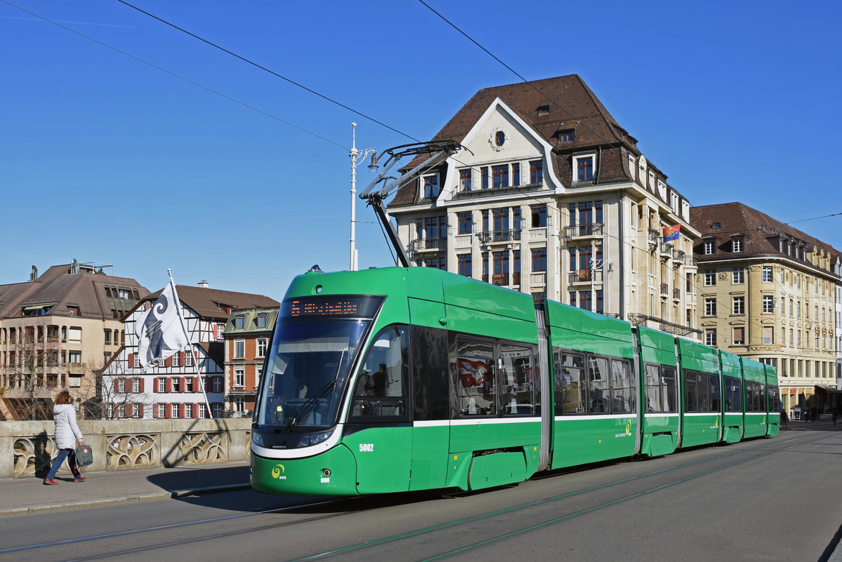Be 6/8 Flexity 5002, auf der Linie 6, überquert die Mittlere Rheinbrücke. Die Aufnahme stammt vom 13.02.2019.