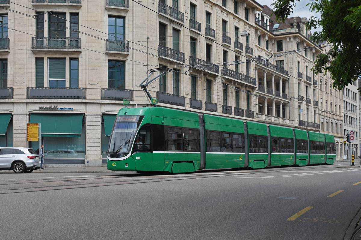 Be 6/8 Flexity 5002, auf der Linie 1, fährt zur Haltestelle Markthalle. Die Aufnahme stammt vom 08.06.2020.