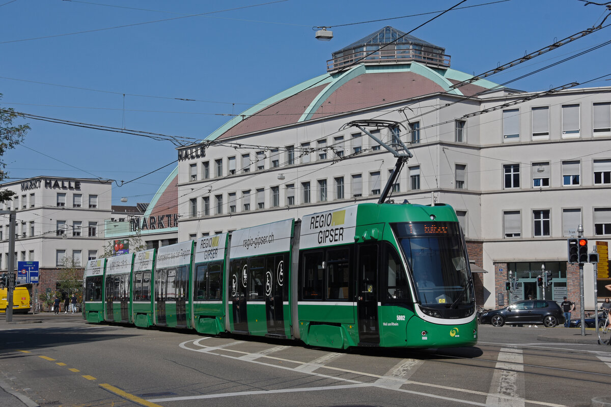 Be 6/8 Flexity 5002, auf der Linie 1, fährt zur Endstation beim Bahnhof SBB. Die Aufnahme stammt vom 13.09.2021.