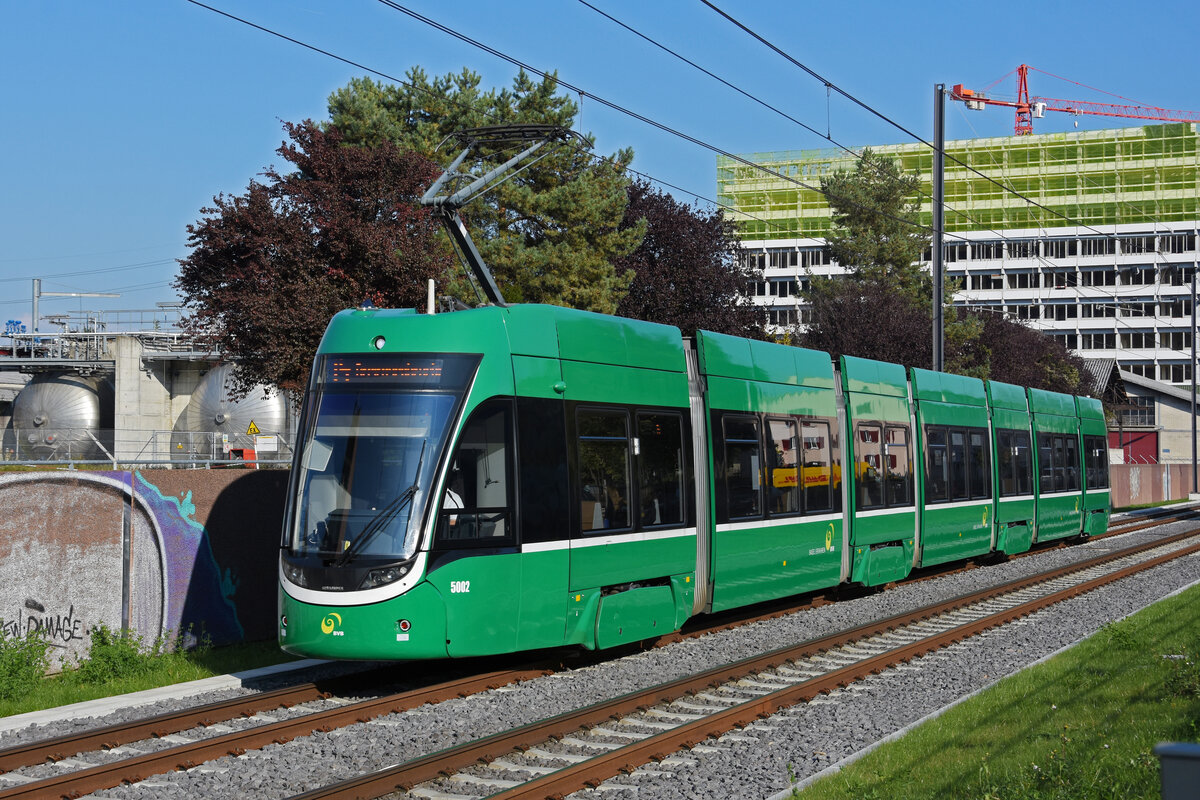 Be 6/8 Flexity 5002, auf der Linie 14, fährt zur Haltestelle Kästeli. Die Aufnahme stammt vom 16.10.2021.