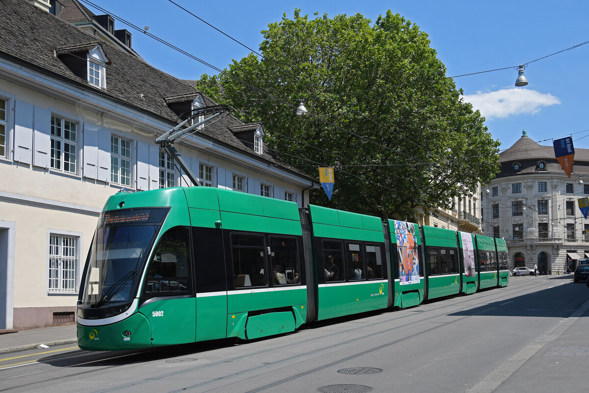 Be 6/8 Flexity 5002, auf der Linie 14, fährt am 14.06.2023 den Steinenberg hinunter zur Haltestelle Barfüsserplatz.
