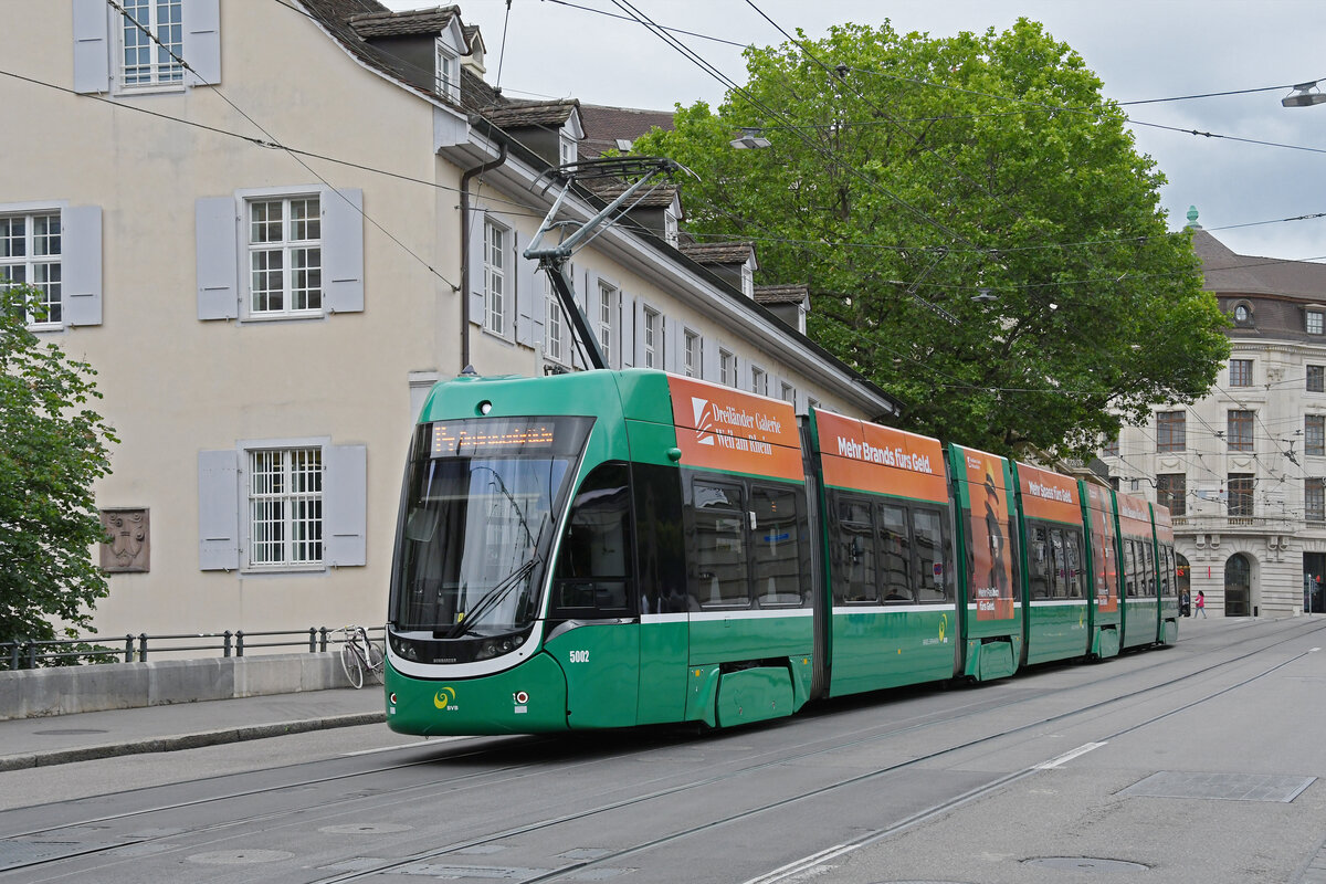 Be 6/8 Flexity 5002, auf der Linie 14, fährt am 27.05.2024 den Steinenberg hinunter zur Haltestelle Barfüsserplatz.
