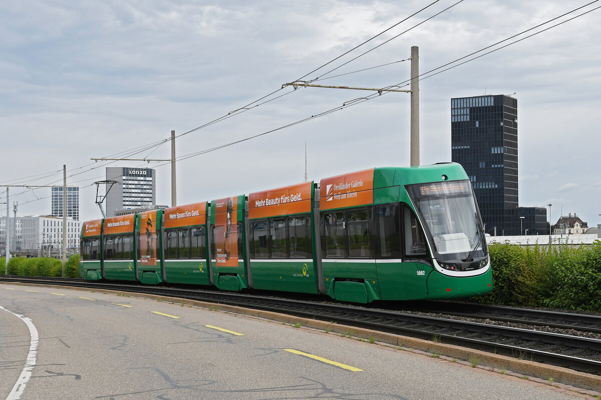 Be 6/8 Flexity 5002, auf der wegen einer Grossbaustelle zwischen Hardstrasse und Pratteln umgeleiteten Linie 14, fährt am 17.06.2024 zur Haltestelle Münchensteinerstrasse. Aufnahme Basel.