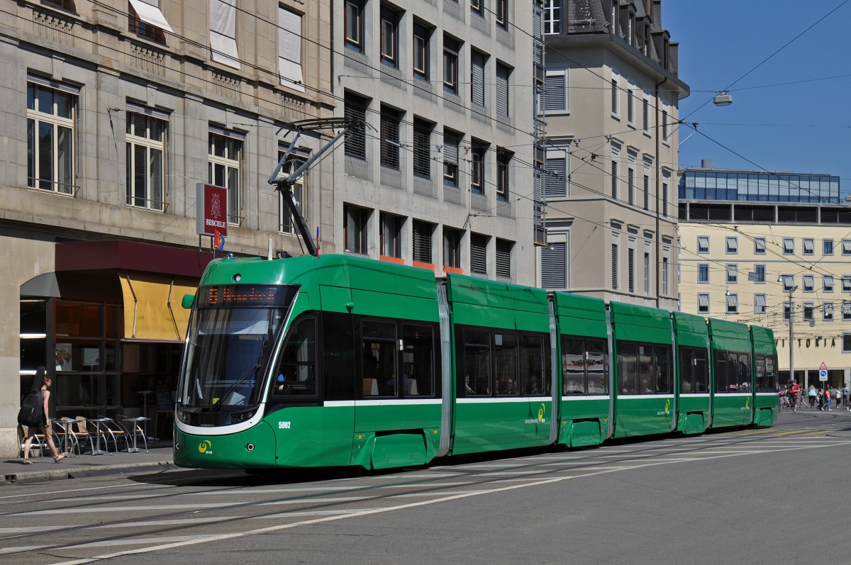 Be 6/8 Flexity 5002 auf der Linie 8 fährt zur Haltestelle Markthalle. Die Aufnahme stammt vom 04.06.2015.