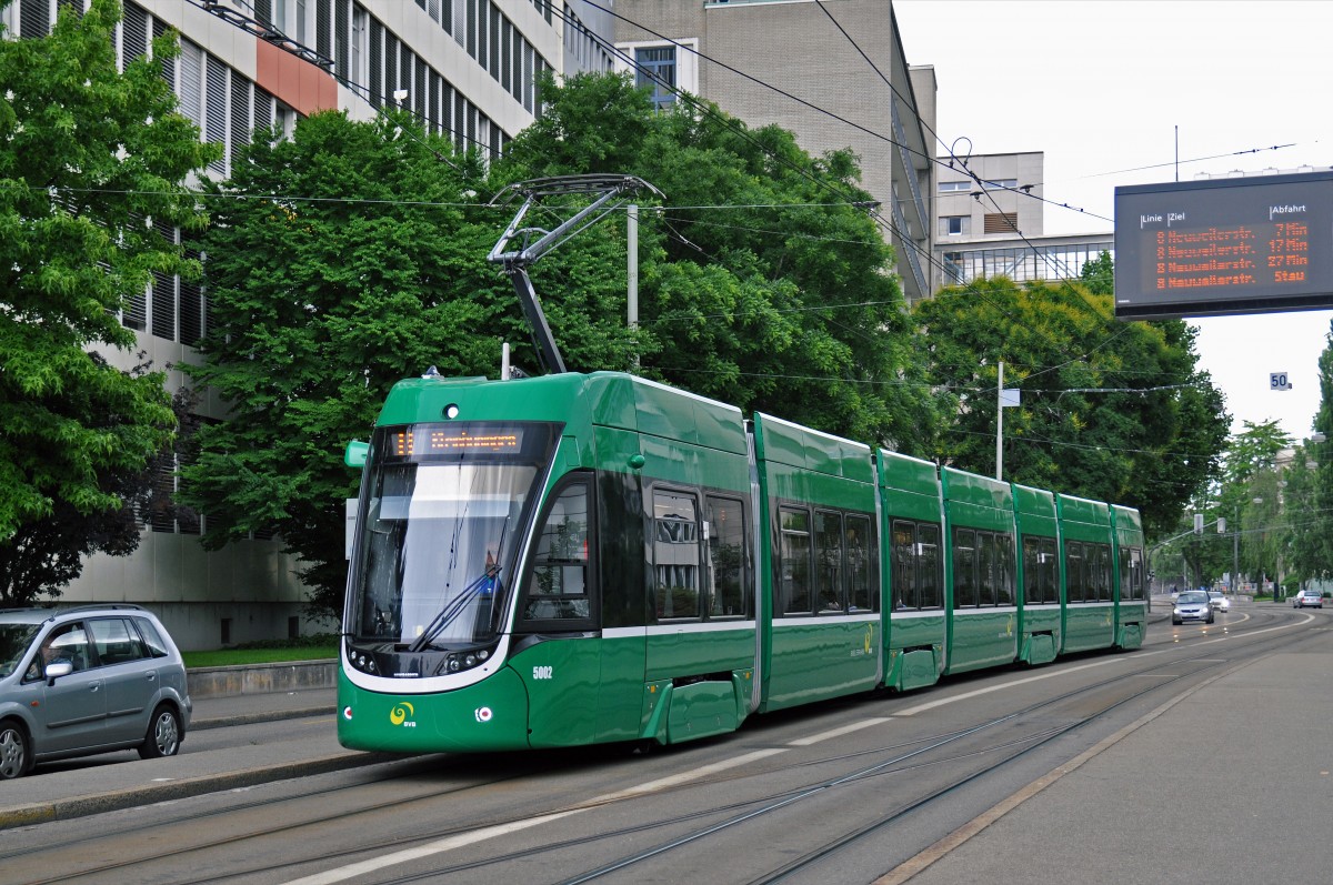 Be 6/8 Flexity 5002 fährt bei der Haltestelle CIBA ein. Die Aufnahme stammt vom 21.06.2015.