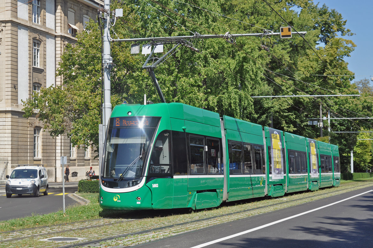 Be 6/8 Flexity 5003, auf der Linie 8, fährt zur Haltestelle am Bahnhof SBB. Die Aufnahme stammt vom 29.08.2017.