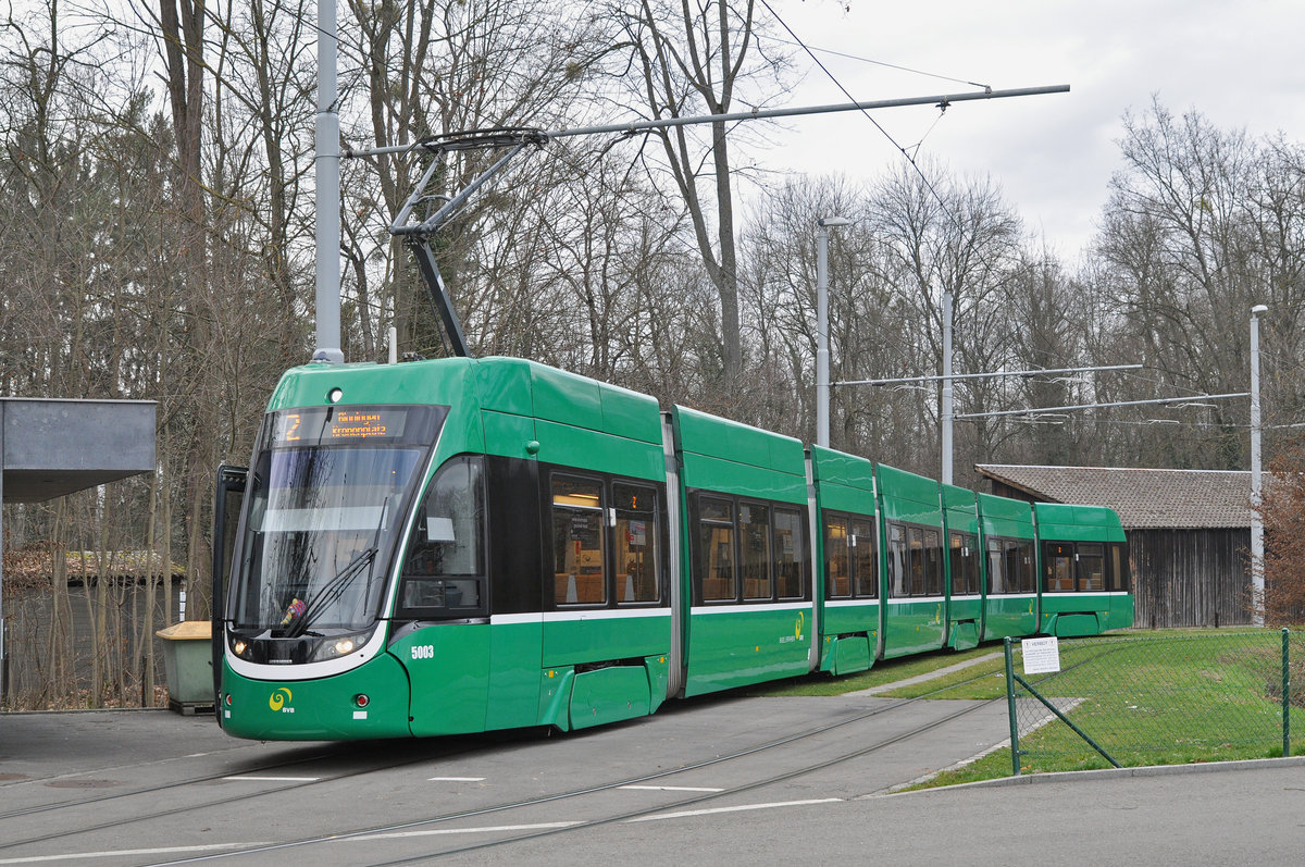Be 6/8 Flexity 5003, auf der Linie 2, wartet in der Schlaufe beim Eglisee die nächste Abfahrtszeit ab. Die Aufnahme stammt vom 15.01.2018.